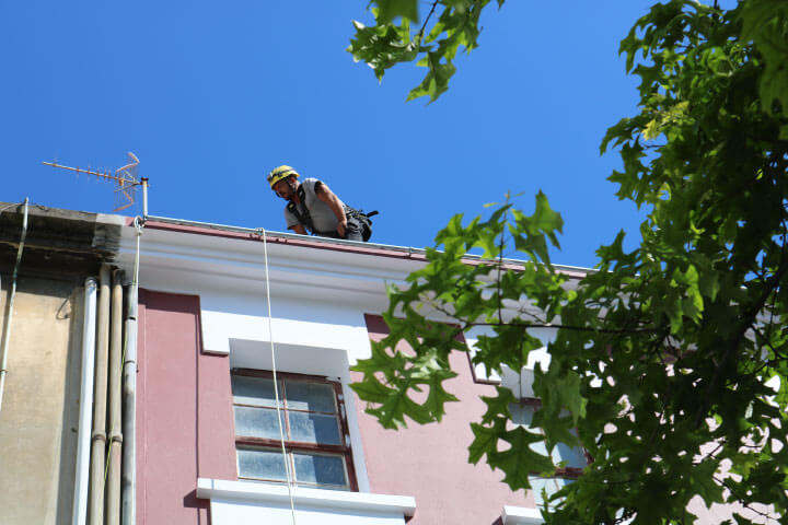 Rehabilitación de fachadas en Courña mediante trabajos verticales